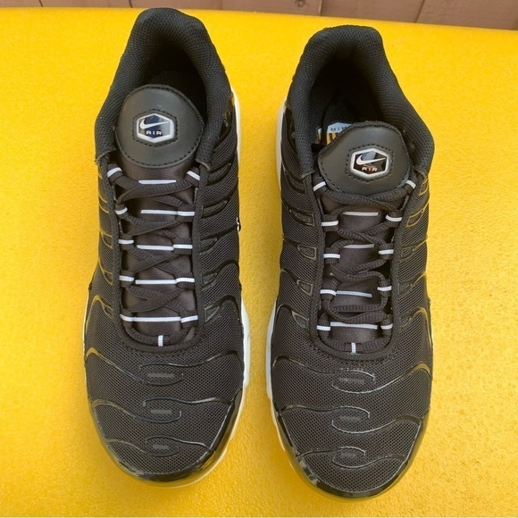 Nike AIR MAX PLUS Women's Running Shoes BLACK WHITE DM2362-001 Size 9 Men's 7.5 - Picture 8 of 16